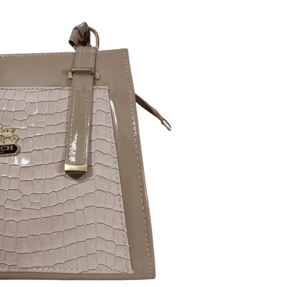 Chic Contrast - Stylish Handbag in Beige-White Design